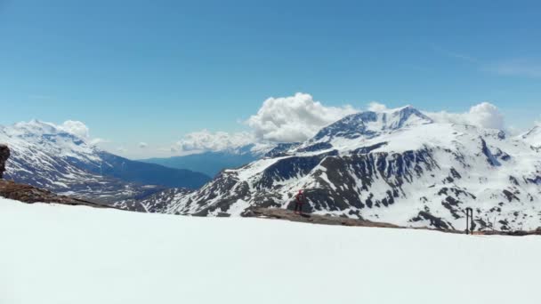 航空写真 飛んでハイカー雪の山のトップ スキーツアー登山雪山 逆境を征服 成功を達成する アルプスのパノラマの景色 — ストック動画