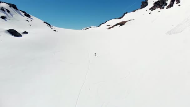 Antenn Flyga Över Hiker Gående Mot Snötäckta Bergstopp Turåkning Bergsklättring — Stockvideo