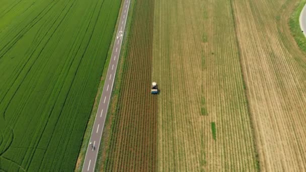 Légi Traktor Dolgozik Megművelt Területek Mezőgazdasági Terület Mezőgazdasági Foglalkozás Felülről — Stock videók