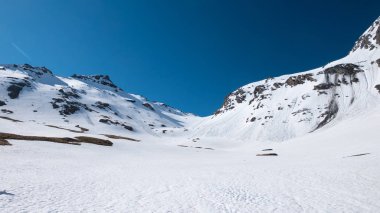 Bahar, güneşli gün karlı manzara Kayak Merkezi, yüksek dağ zirveleri alp kemer, çığ tehlikesi Alps.