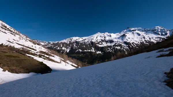 阿尔卑斯山在春天 晴朗的天下雪的风景滑雪胜地 高山峰顶在阿尔卑斯拱门 雪崩危险 — 图库照片