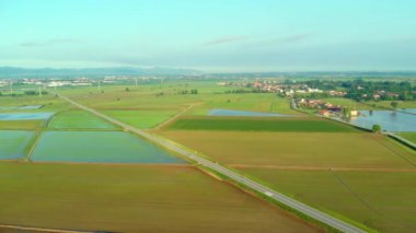 Hava: pirinç paddies üzerinde uçan, sular altında ekili alanları tarım arazileri kırsal İtalyan kırsal, Tarım Meslek, sprintime Piedmont, İtalya