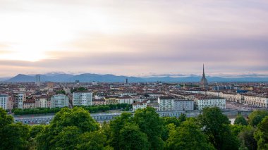 Gün batımında Turin manzarası. Torino, İtalya, panorama cityscape Mole Antonelliana şehri ile. Renkli gökyüzü ışık ve dramatik.