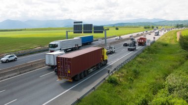 Araba ve Turin birden çok şeritli otoyol üzerinde acele kamyon yan yol, İtalya, en önemli iş ve endüstriyel direkleri Kuzey İtalya.