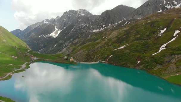 Aéreo Sobrevoando Lago Alpino Verde Esmeralda Nos Alpes Italianos Primavera — Vídeo de Stock