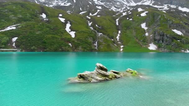 Aéreo Sobrevoando Lago Alpino Azul Cobalto Nos Alpes Italianos Primavera — Vídeo de Stock