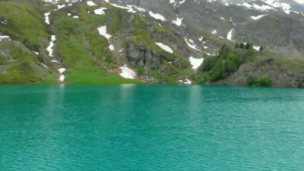 Aéreo Sobrevoando Lago Alpino Azul Cobalto Nos Alpes Italianos Primavera — Vídeo de Stock