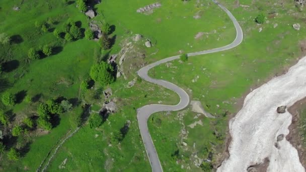 Luchtfoto Vliegen Bochtige Bergweg Italiaanse Alpen Kruising Groene Weide Grasland — Stockvideo