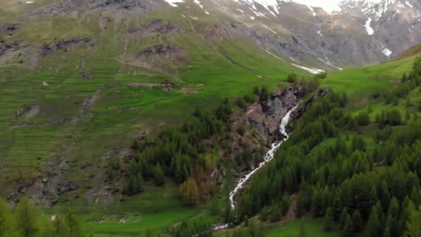 Luchtfoto Vliegen Alpine Vallei Besneeuwde Bergketen Van Schilderachtige Waterval Dramatische — Stockvideo