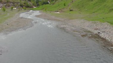 Hava: alp Vadisi, doğal şelale karlı dağ silsilesi ve dramatik road üzerinde İtalyan Alpler, macera yolculuğa yaz aylarında üzerinde uçan. 
