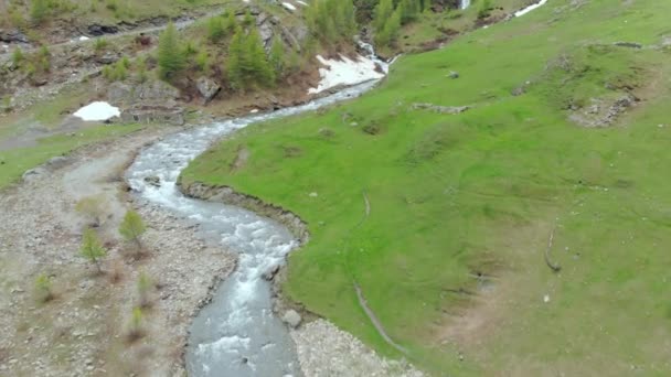 Aérea Volando Sobre Valle Alpino Cascada Escénica Nevada Cordillera Carretera — Vídeo de stock