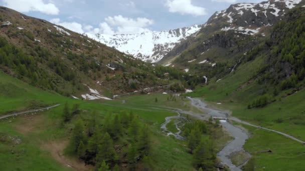 空中慢动作 飞越高山峡谷 风景秀丽瀑布白雪皑皑山脉和戏剧性的道路上意大利阿尔卑斯山 冒险路旅行在夏天 — 图库视频影像