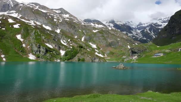 Kobaltblauer Bergsee Auf Den Italienischen Alpen Sommer Schneebedeckte Bergkette — Stockvideo