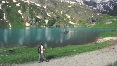 Mavi Göl'de yaz aylarında karlı dağ silsilesi, Alpler üzerinde hiking kadın resim tonda