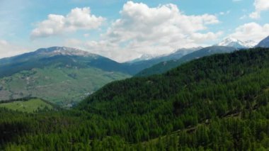 Hava: alp Vadisi, doğal orman karlı dağ silsilesi ve dramatik road üzerinde İtalyan Alpler, macera yolculuğa yaz aylarında üzerinde uçan. 