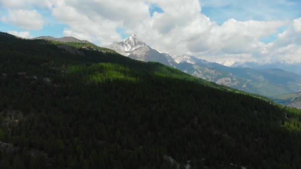 Aérien : survol de la vallée alpine, sommet montagneux enneigé de la forêt pittoresque sur les Alpes italiennes  