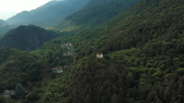Hava: uçan üzerinde Vadisi ve yeşil orman, kırsal köy ve eski Şapeli üst üzerinde tünemiş Susa Valley, Alpler, Torino, İtalya.