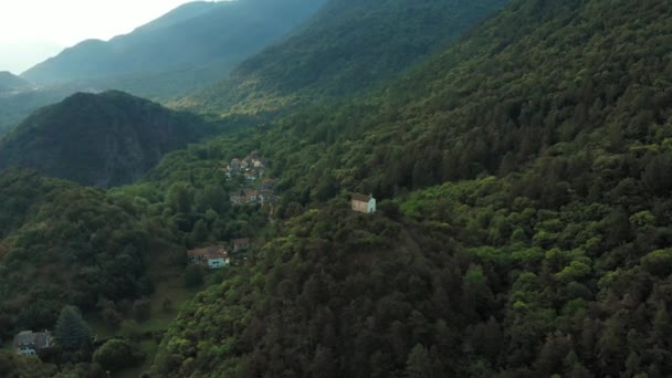 飞越山谷和绿色森林 乡村村庄和老教堂栖息在顶部 苏萨山谷 阿尔卑斯 意大利 — 图库视频影像