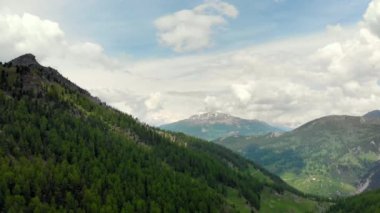Hava: alp Vadisi, doğal orman karlı dağ tepe üzerinde İtalyan Alpleri üzerinde uçan Sestriere Kayak resort içinde belgili tanımlık geçmiş