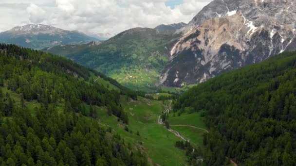 Luchtfoto Vliegen Alpine Vallei Schilderachtige Woud Besneeuwde Bergketen Dramatische Weg — Stockvideo