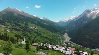 Hava: alp Vadisi üzerinde uçan, doğal orman karlı dağ silsilesi ve dolambaçlı yol Sestriere yaz, macera yolculuğa İtalyanca Alps Kayak.