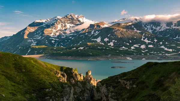 Gökyüzü Bulutlar Gündoğumu Göl Karlı Dağ Soğuk Kış Fiyort Nord — Stok fotoğraf