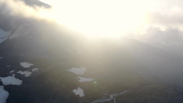 Aérea Volando Sobre Valle Alpino Amanecer Cordillera Gran Altitud Contraluz — Vídeos de Stock