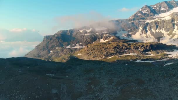 空中飞行 飞越高山山谷的日出 高山山脉 与山地小屋 冰川和融化的雪流 喜马拉雅山安第斯山脉戏剧性的景观 — 图库视频影像
