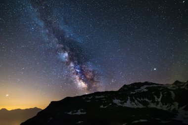Astro gece gökyüzü, Samanyolu Alpler, Mars ve Jüpiter gezegeni, karlı dağ silsilesi yıldız.