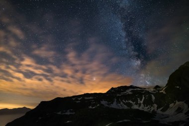 Samanyolu Astro gece gökyüzünde, yıldızlar Alps, fırtınalı gökyüzü, bulutlar, karlı dağ silsilesi ötesinde Mars gezegeni