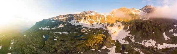 Высотный Альпийский Пейзаж Величественными Скалистыми Горными Вершинами Воздушная Панорама Восходе — стоковое фото