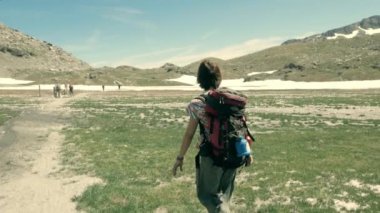 Backpacker patika pastoral dağ manzarası, hiking. Alpler yaz maceralara. Ağır çekim, vintage tarzı.