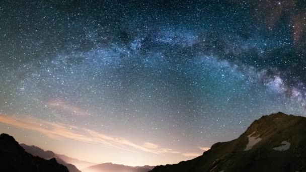アルプスの天の川のアーチと星空の空 パノラマ ビュー 天体写真 放心状態 光害下の谷に — ストック動画