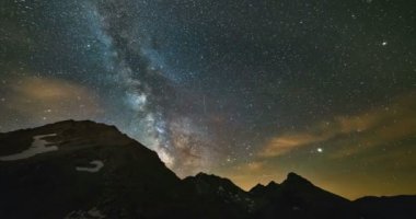 Jüpiter gezegeni hemen ve Mars gezegeni Astro zaman atlamalı samanyolu galaksi yıldız, Alpler, hareket bulutlar, doğal dağ tepe ve cliff üzerinde dönen yaptı
