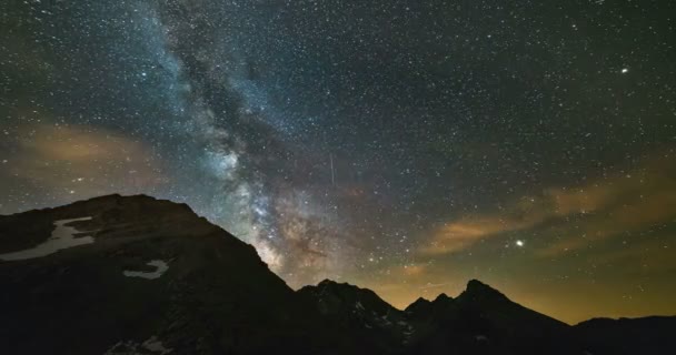 アストロ時間経過天の川銀河の星アルプス 雲の動き 風光明媚な山のピーク 崖上回転 右ジュピターの惑星 火星の惑星左 — ストック動画