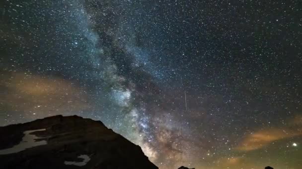 アストロ時間経過天の川銀河の星がアルプス モーション雲 風光明媚な山ピークと崖 ジュピターの惑星を右と左 火星の惑星スライダー回転 — ストック動画