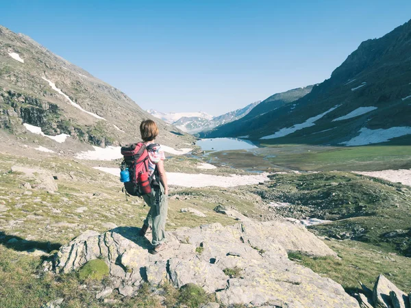 One Person Backpacker Looking View High Alps Expasive Landscape Idyllic — Stock Photo, Image