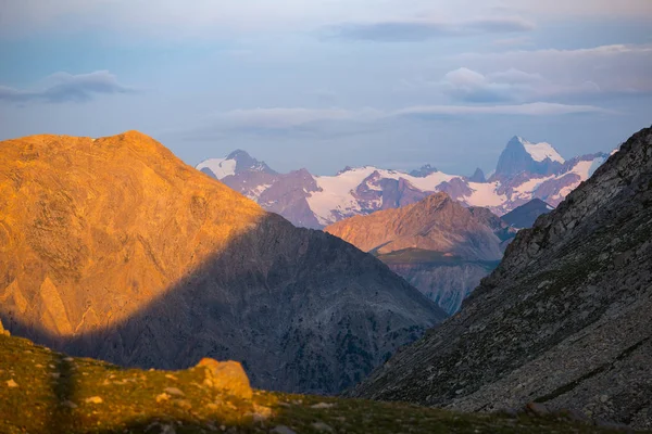 Des Ecrins 4101 绚丽的天空在日出 雄伟的山峰和冰川 戏剧性的风景 — 图库照片