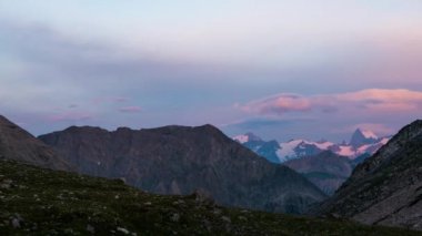 Zaman atlamalı alacakaranlık gündoğumu Alpler üzerinde. Buzullar ve dağ zirveleri Massif des Ecrins, üzerinde 4000 m, Fransa.