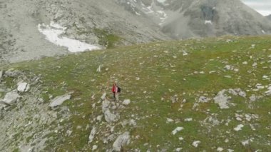 Hava: kaç yürüyüşçü alp vadi panorama bakarak dağ tepe üzerinde uçan. Alpler yaz maceralara. Renk sınıflandırma.