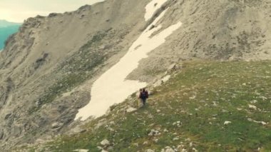 Hava: kaç yürüyüşçü alp vadi panorama bakarak dağ tepe üzerinde uçan. Alpler yaz maceralara. Renk sınıflandırma.