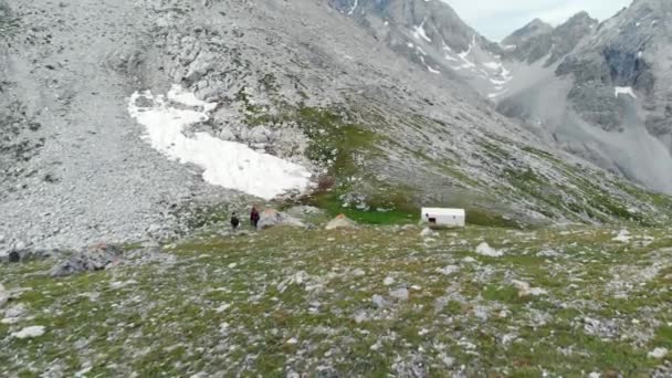 Aerea Sorvolare Gli Escursionisti Coppia Camminando Vicino Alla Baita Montagna — Video Stock