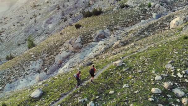 Antenne Paar Backpacker Beim Bergsteigen Felsiger Berggipfel Gegenlicht Malerische Landschaft — Stockvideo
