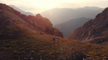 Anteni: Backpacker alpinist dağ üst, kayalık dağ tepe tarayıcı arka aydınlatma, doğal manzara, hiking. Alpler yaz maceralara. Fetih başarı lider kavramı.