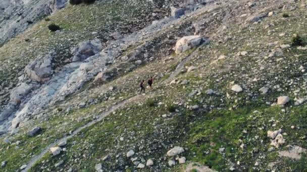 Aérea Par Mochileros Senderismo Cima Montaña Pico Montaña Rocosa Luz — Vídeo de stock