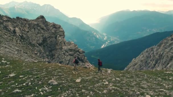 Antenne Paar Backpacker Beim Bergsteigen Felsiger Berggipfel Gegenlicht Malerische Landschaft — Stockvideo