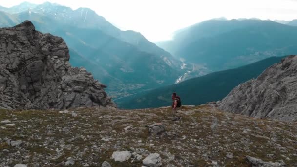 Antenne Paar Backpacker Beim Bergsteigen Felsiger Berggipfel Gegenlicht Malerische Landschaft — Stockvideo