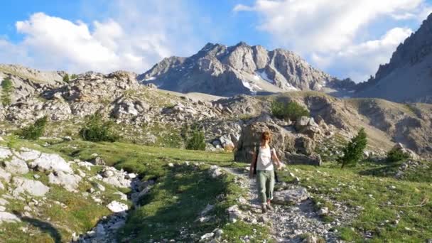 Mochilera Senderismo Sendero Paisaje Escénico Con Alta Montaña Pico Dolomitas — Vídeo de stock