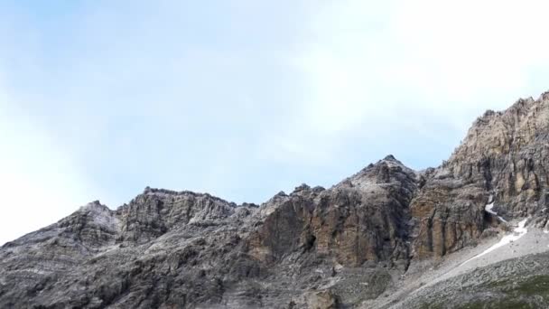 Hög Höjd Alplandskapet Med Majestätiska Klippiga Bergstoppar Aerial Panorama Vid — Stockvideo