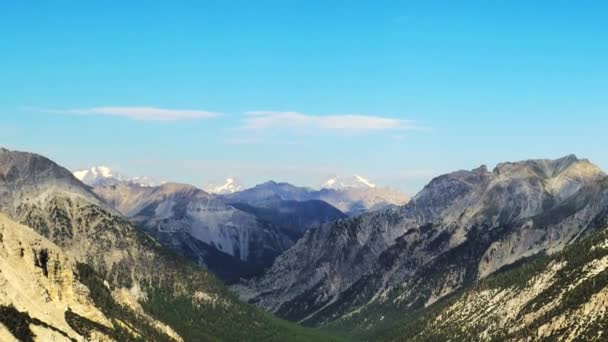 高海拔高山景观与雄伟的落基山脉山峰 日出时的空中全景 阿尔卑斯山 安第斯山脉 喜马拉雅概念 — 图库视频影像